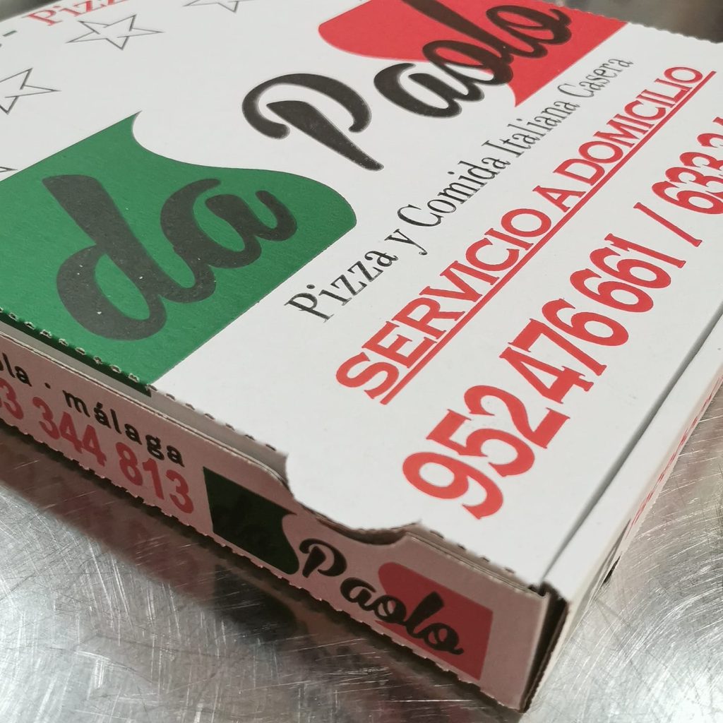 Caja de pizza para llevar de una pizzería italiana en Fuengirola