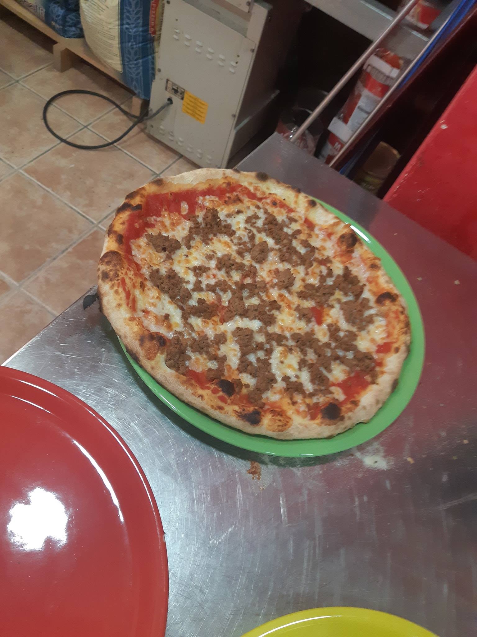 Pizza cocinándose en horno de leña en una pizzería italiana en Fuengirola
