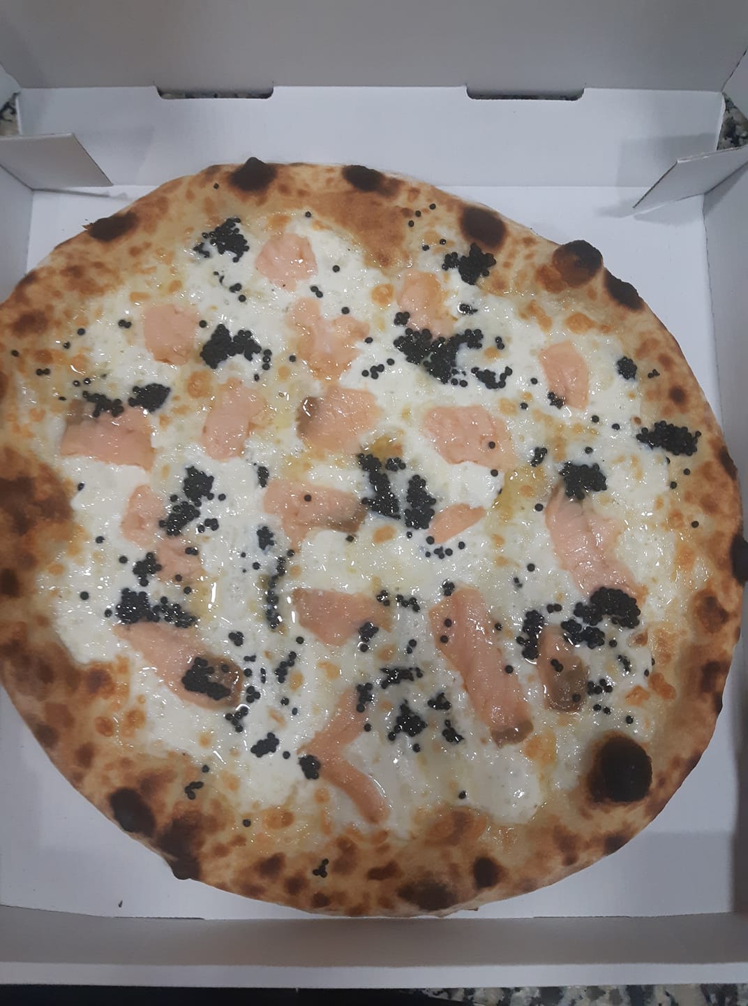 Pizza blanca con trufa y queso en una pizzería italiana en Fuengirola