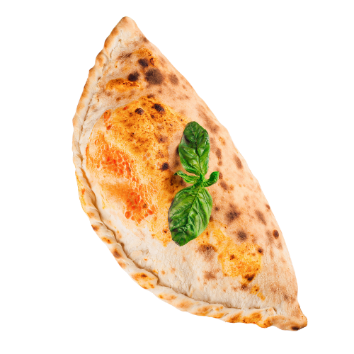 Calzone horneado con albahaca fresca en una pizzería italiana en Fuengirola