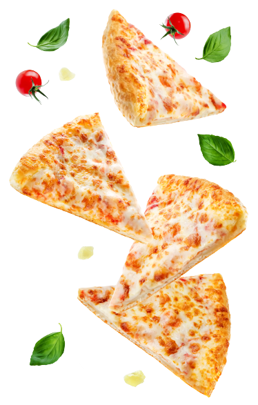 Porciones de pizza con albahaca sobre fondo blanco en una pizzería italiana en Fuengirola